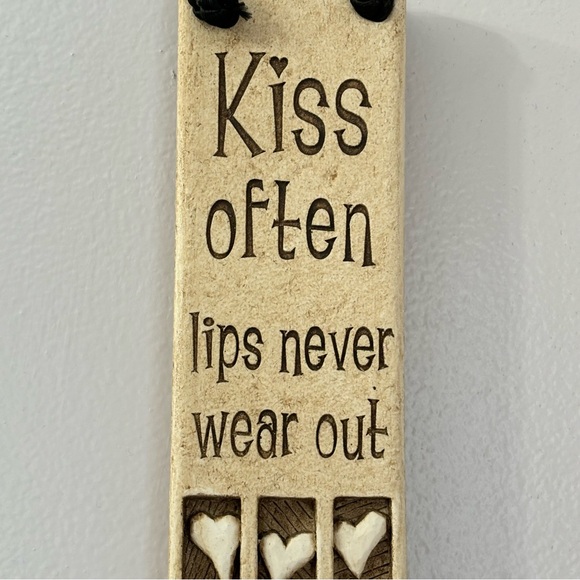 Sweet Quote Wall Plaque "Kiss Often, Lips never wear out"! Hearts & Couple Goals - Picture 3 of 10
